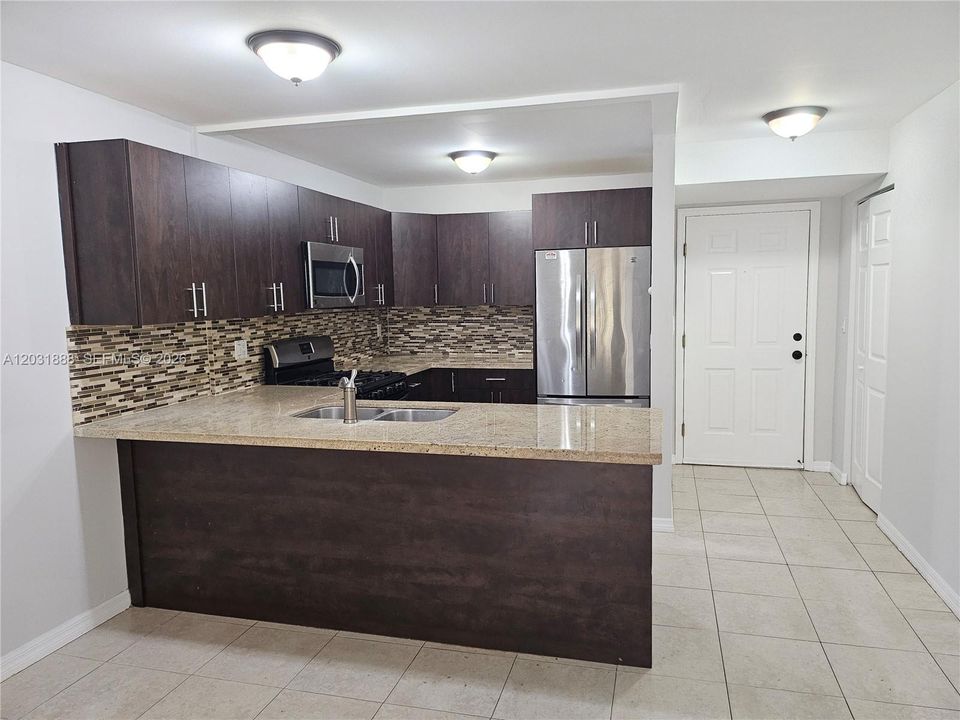 For Rent: $2,200 (2 beds, 2 baths, 805 Square Feet)