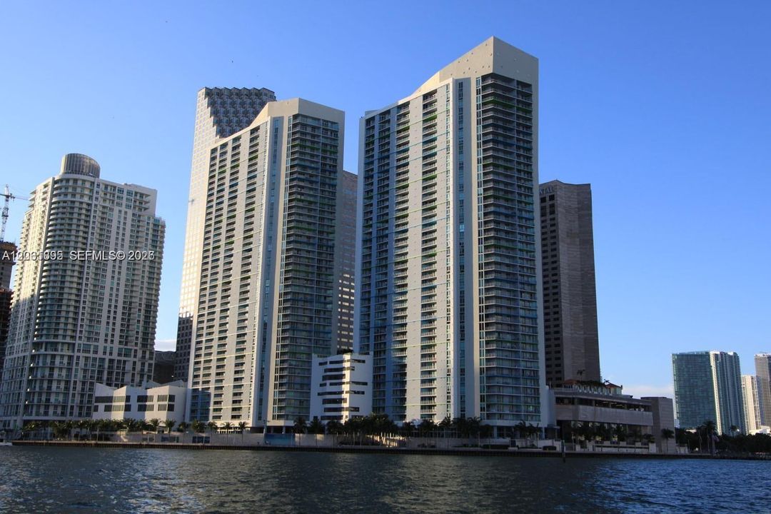 For Sale: $429,000 (1 beds, 1 baths, 846 Square Feet)