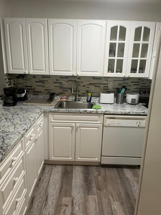 For Rent: $3,500 (2 beds, 2 baths, 920 Square Feet)