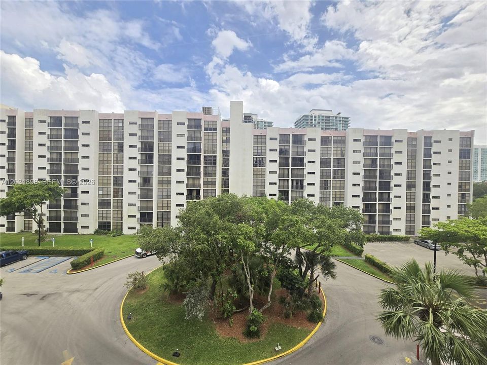 For Rent: $1,850 (1 beds, 1 baths, 640 Square Feet)