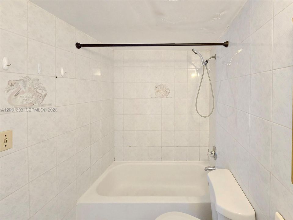 For Rent: $1,850 (1 beds, 1 baths, 640 Square Feet)