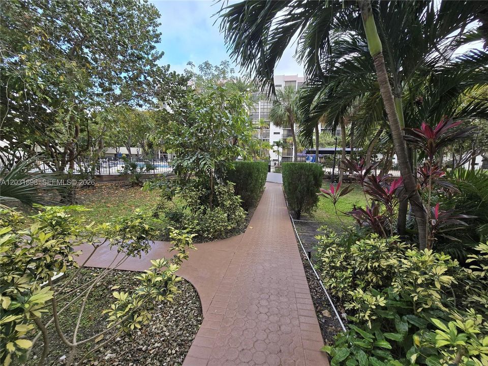 For Rent: $1,850 (1 beds, 1 baths, 640 Square Feet)