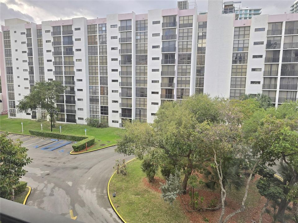 For Rent: $1,850 (1 beds, 1 baths, 640 Square Feet)