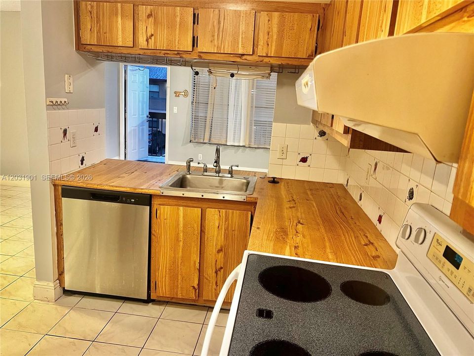 For Sale: $197,000 (2 beds, 2 baths, 760 Square Feet)