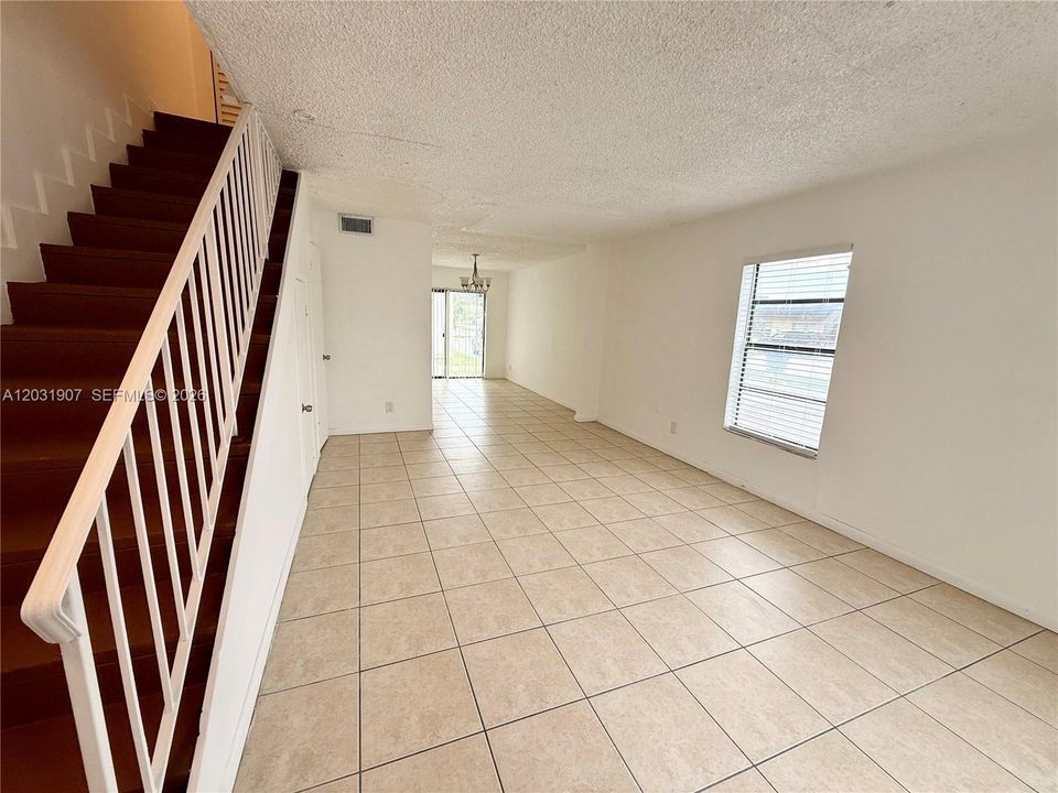 For Rent: $1,700 (2 beds, 1 baths, 1020 Square Feet)