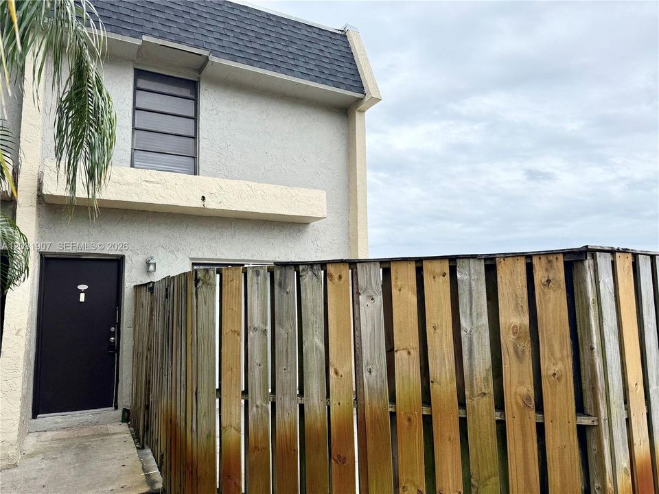 For Rent: $1,700 (2 beds, 1 baths, 1020 Square Feet)