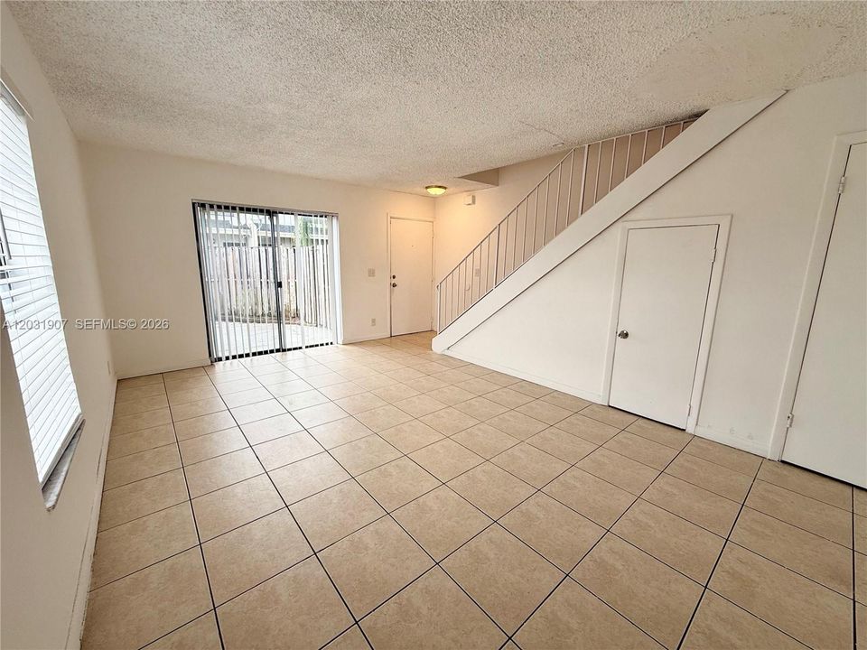 For Rent: $1,700 (2 beds, 1 baths, 1020 Square Feet)