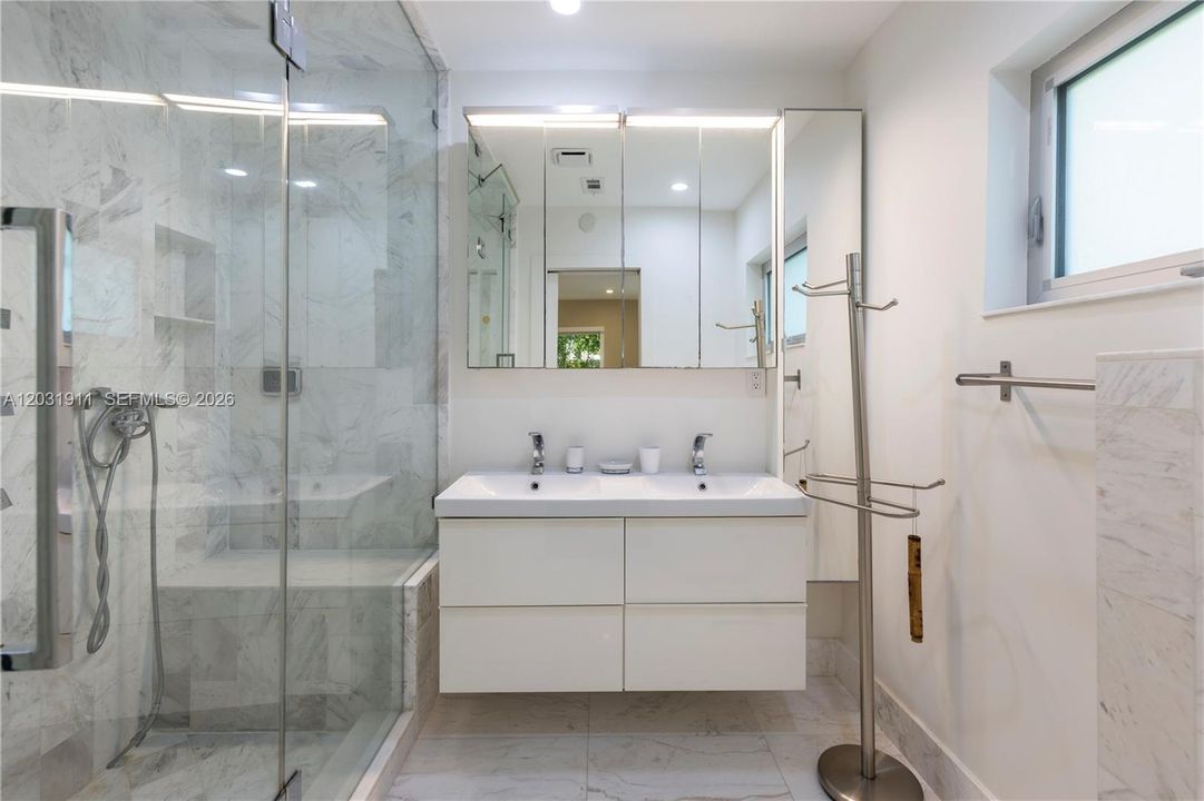 En Renta: $12,000 (3 camas, 3 baños, 1706 Pies cuadrados)