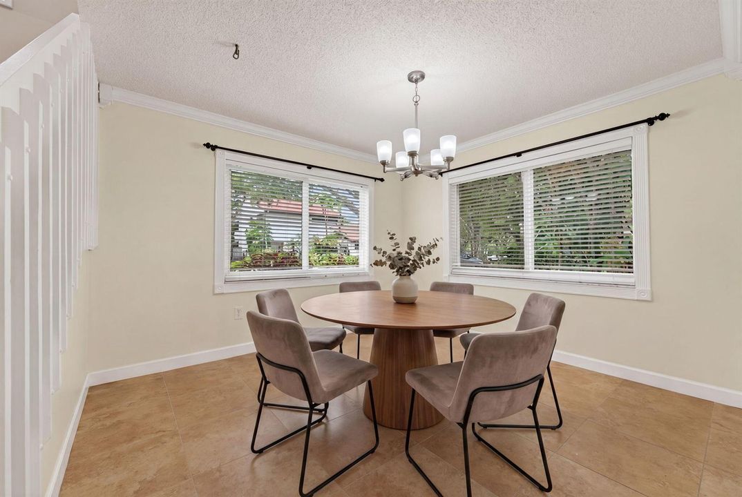 14-web-or-mls-Round_Dining_Table_DSC0852