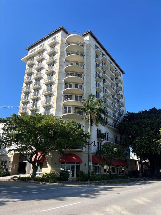 For Rent: $2,300 (1 beds, 1 baths, 695 Square Feet)