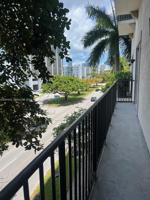 For Rent: $2,300 (1 beds, 1 baths, 695 Square Feet)