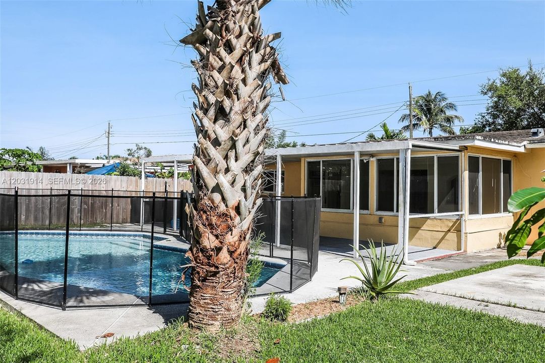 For Rent: $2,550 (2 beds, 1 baths, 896 Square Feet)