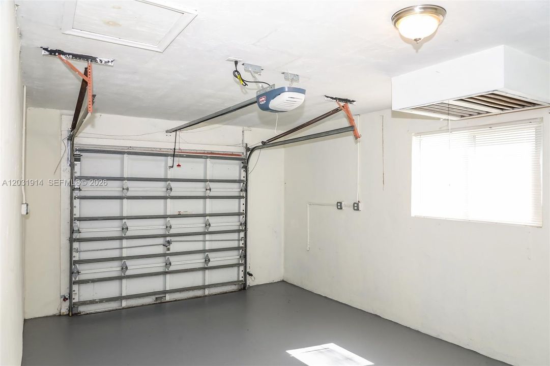 For Rent: $2,550 (2 beds, 1 baths, 896 Square Feet)