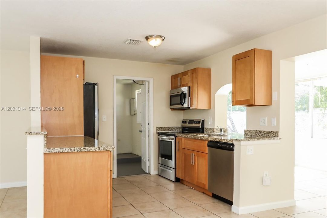 For Rent: $2,550 (2 beds, 1 baths, 896 Square Feet)
