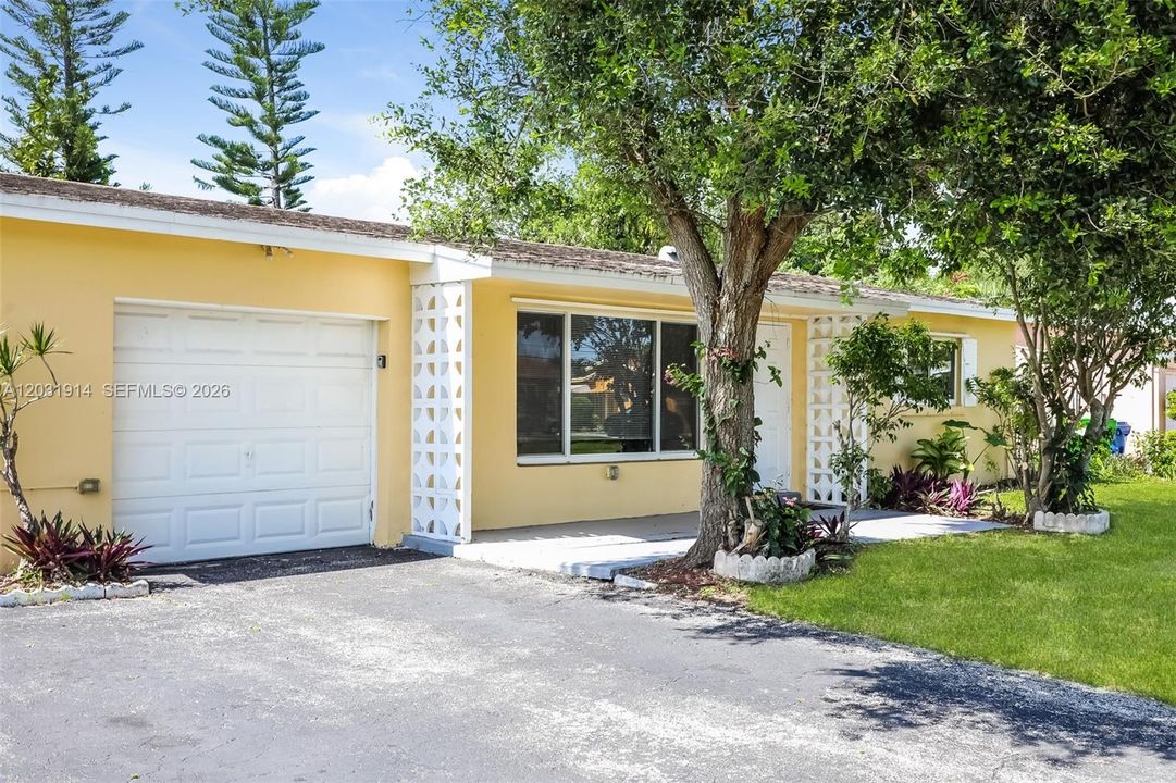 For Rent: $2,550 (2 beds, 1 baths, 896 Square Feet)