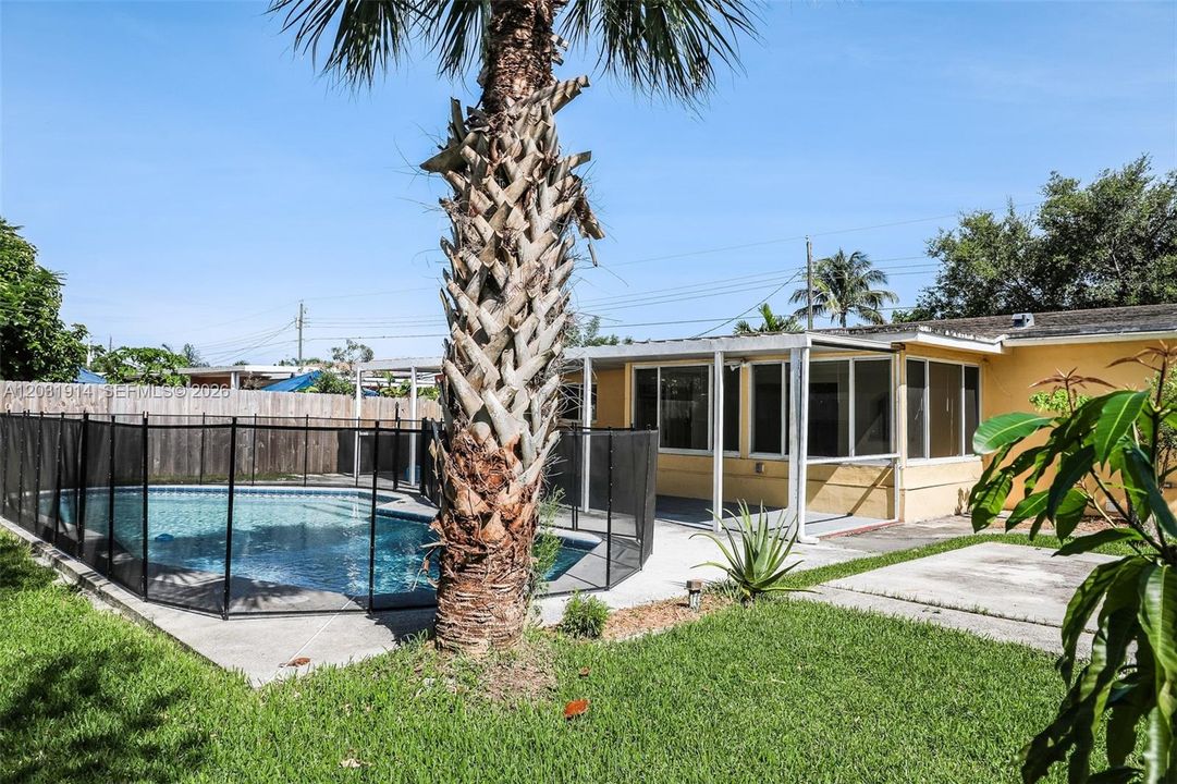 For Rent: $2,550 (2 beds, 1 baths, 896 Square Feet)