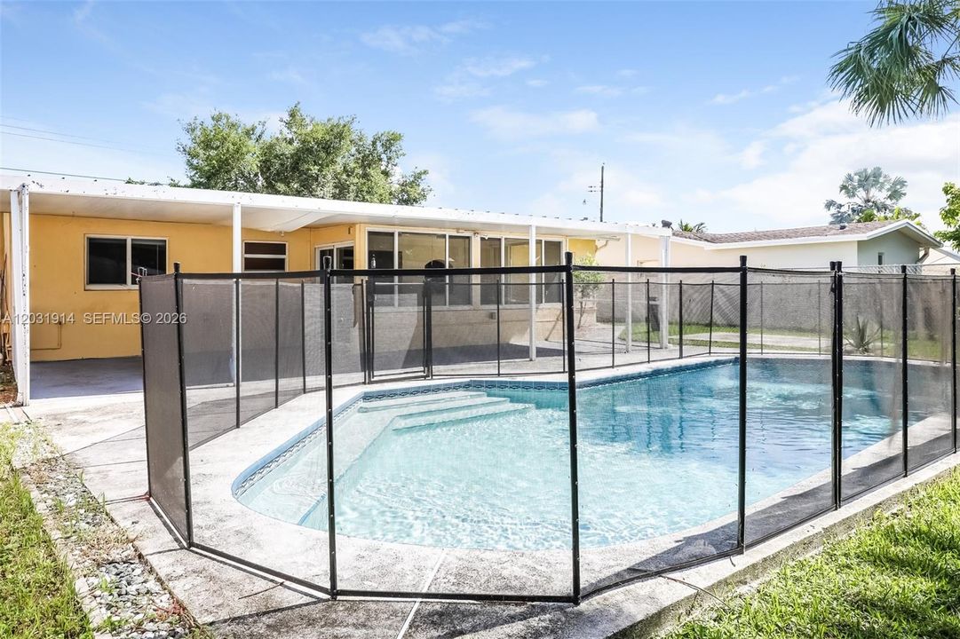 For Rent: $2,550 (2 beds, 1 baths, 896 Square Feet)