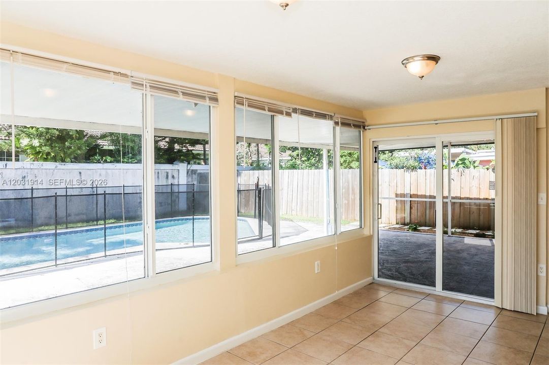 For Rent: $2,550 (2 beds, 1 baths, 896 Square Feet)