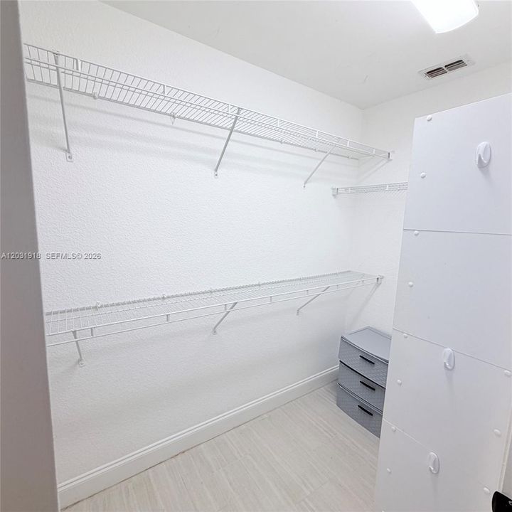 Activo con contrato: $2,300 (2 camas, 2 baños, 974 Pies cuadrados)