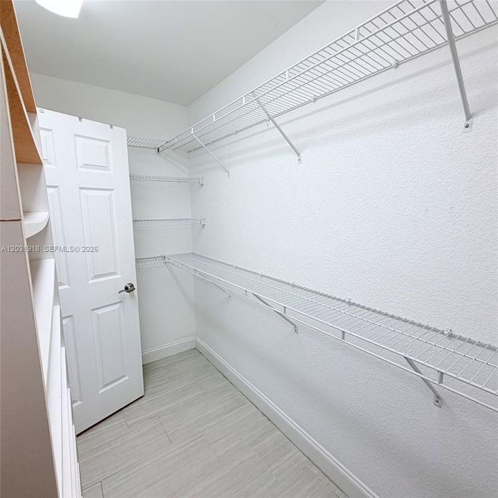 Activo con contrato: $2,300 (2 camas, 2 baños, 974 Pies cuadrados)