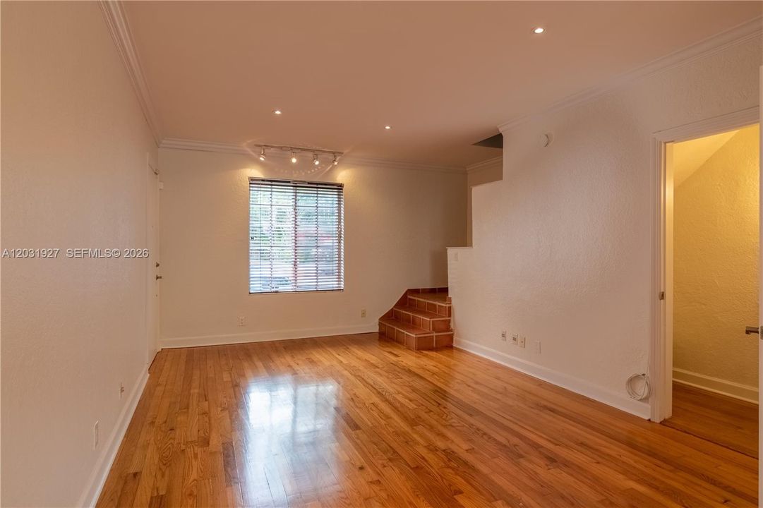 For Rent: $3,100 (2 beds, 1 baths, 900 Square Feet)
