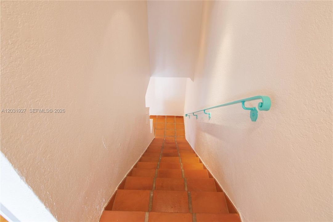 For Rent: $3,100 (2 beds, 1 baths, 900 Square Feet)