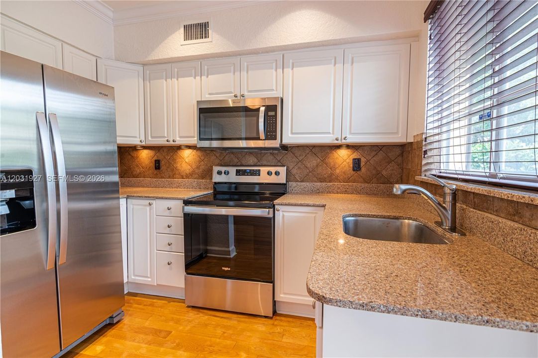For Rent: $3,100 (2 beds, 1 baths, 900 Square Feet)