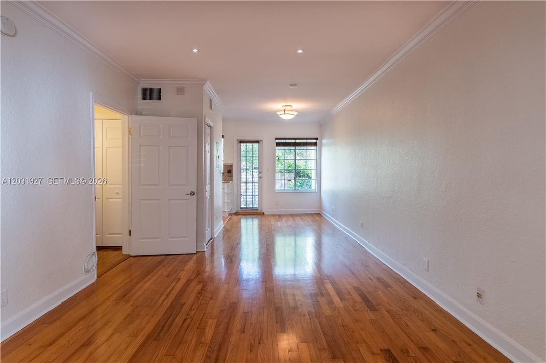 For Rent: $3,100 (2 beds, 1 baths, 900 Square Feet)
