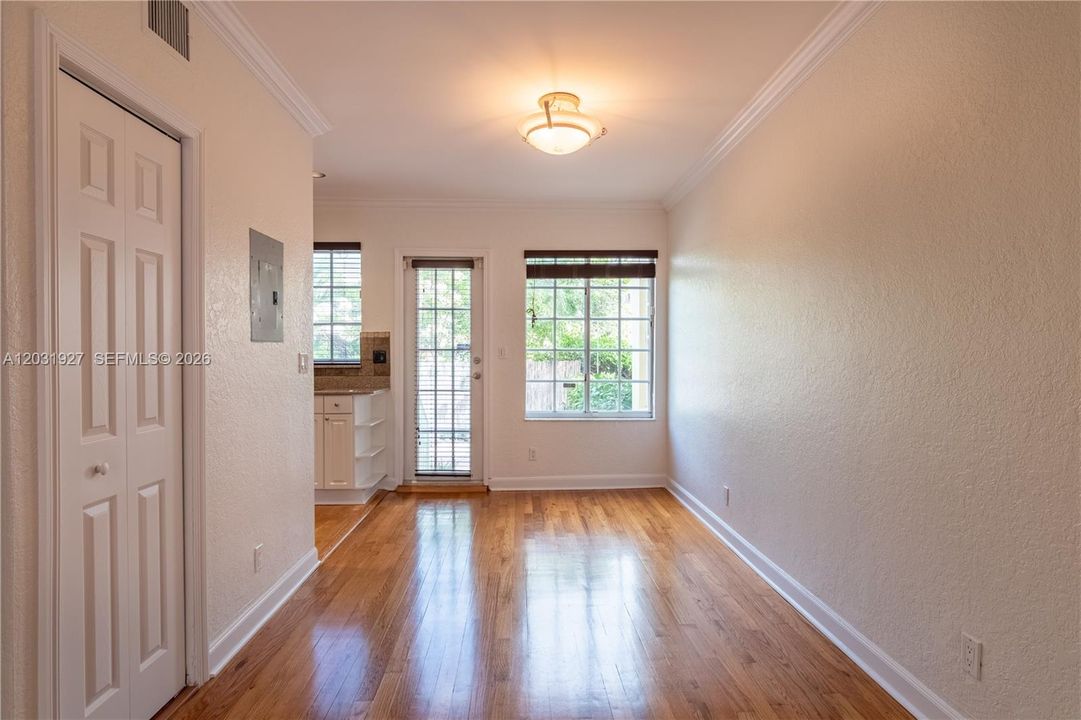 For Rent: $3,100 (2 beds, 1 baths, 900 Square Feet)