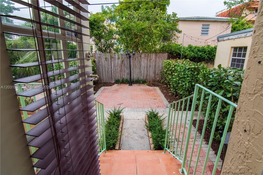 For Rent: $3,100 (2 beds, 1 baths, 900 Square Feet)