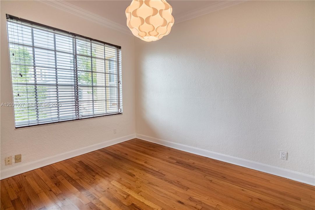 For Rent: $3,100 (2 beds, 1 baths, 900 Square Feet)