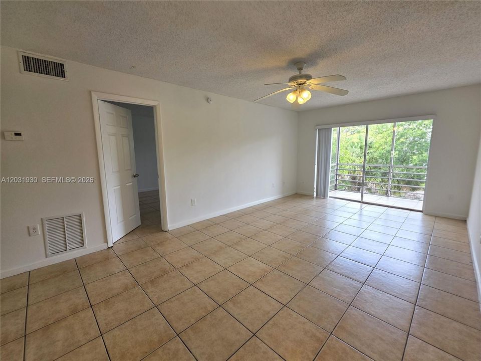 For Sale: $120,000 (1 beds, 1 baths, 735 Square Feet)