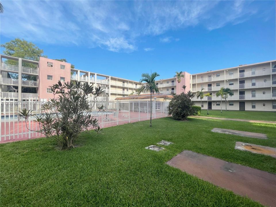For Sale: $120,000 (1 beds, 1 baths, 735 Square Feet)