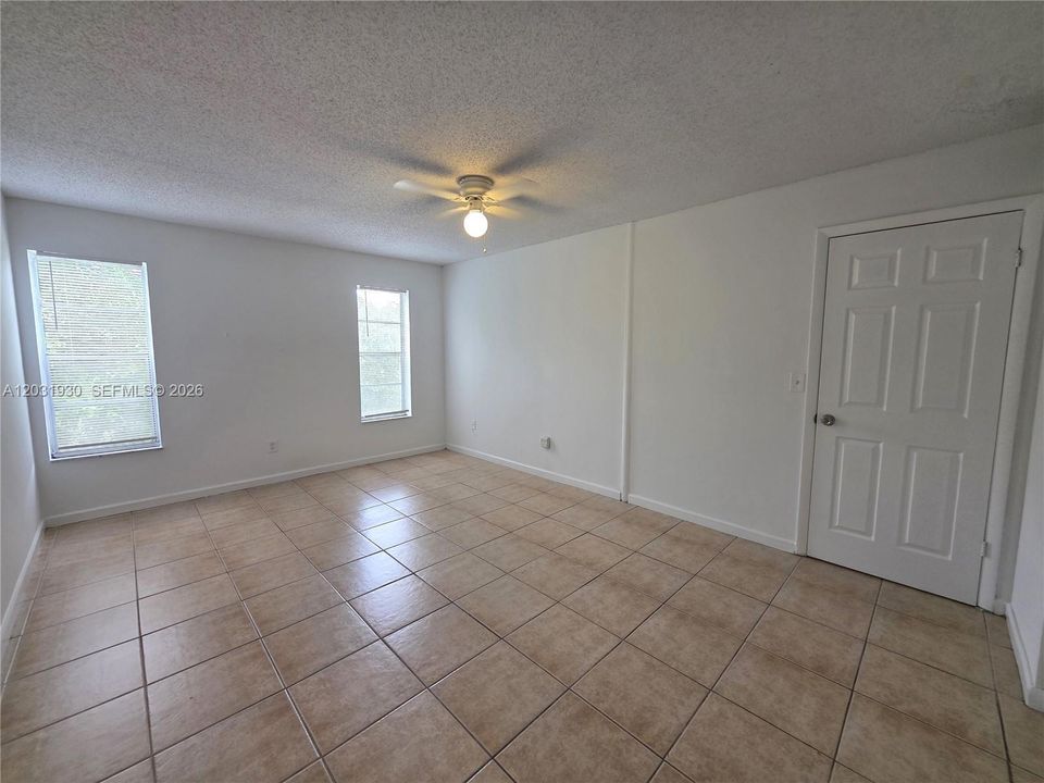 For Sale: $120,000 (1 beds, 1 baths, 735 Square Feet)