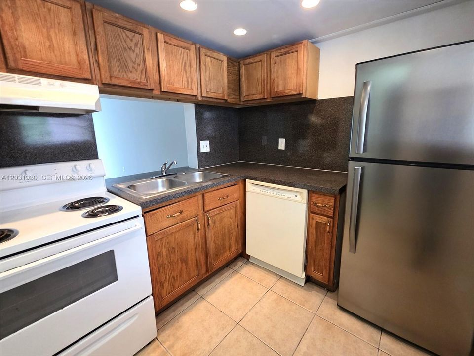 For Sale: $120,000 (1 beds, 1 baths, 735 Square Feet)