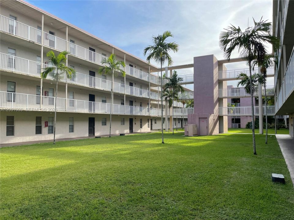 For Sale: $120,000 (1 beds, 1 baths, 735 Square Feet)