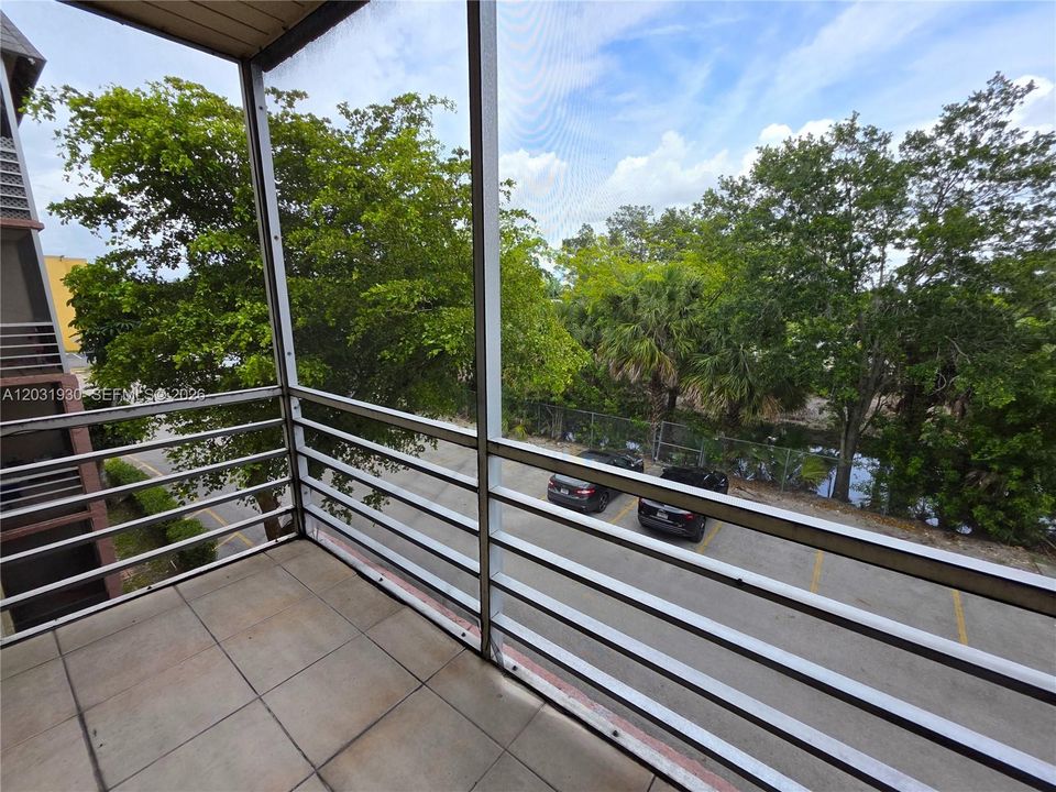 For Sale: $120,000 (1 beds, 1 baths, 735 Square Feet)