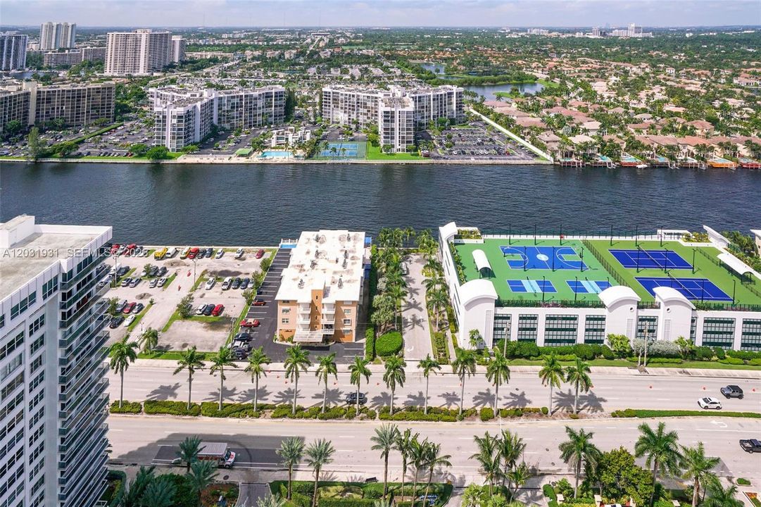 В аренду: $16,000 (3 спален, 3 ванн, 3395 Квадратных фут)