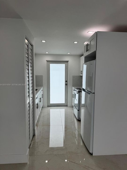 For Rent: $2,850 (2 beds, 1 baths, 750 Square Feet)