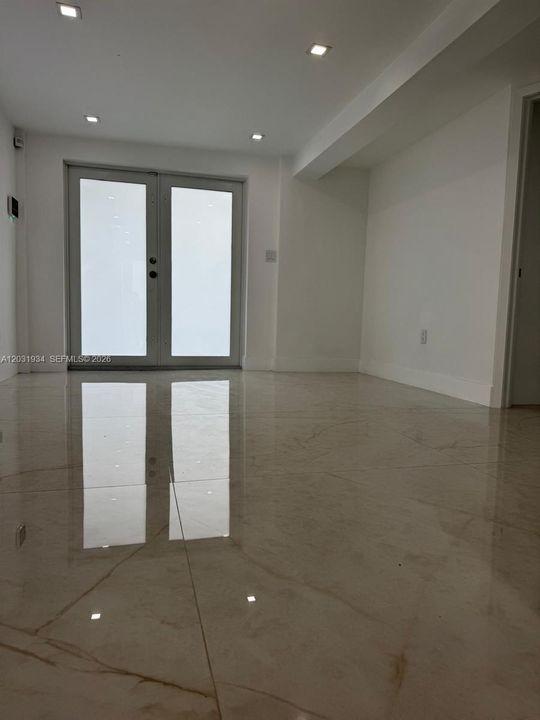 For Rent: $2,850 (2 beds, 1 baths, 750 Square Feet)