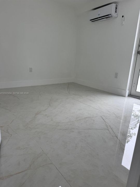 For Rent: $2,850 (2 beds, 1 baths, 750 Square Feet)
