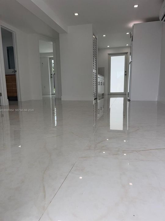 For Rent: $2,850 (2 beds, 1 baths, 750 Square Feet)