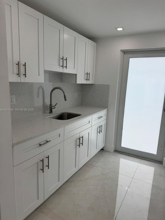 For Rent: $2,850 (2 beds, 1 baths, 750 Square Feet)