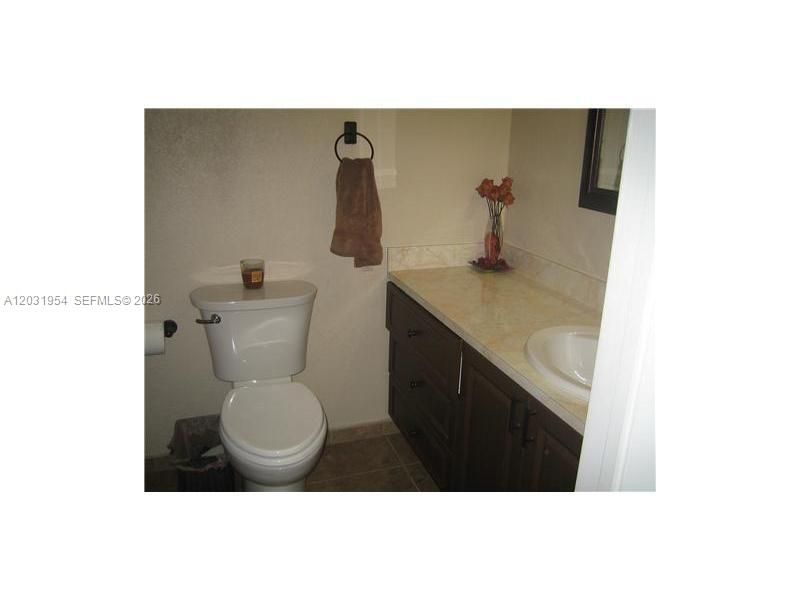For Rent: $2,300 (2 beds, 2 baths, 947 Square Feet)