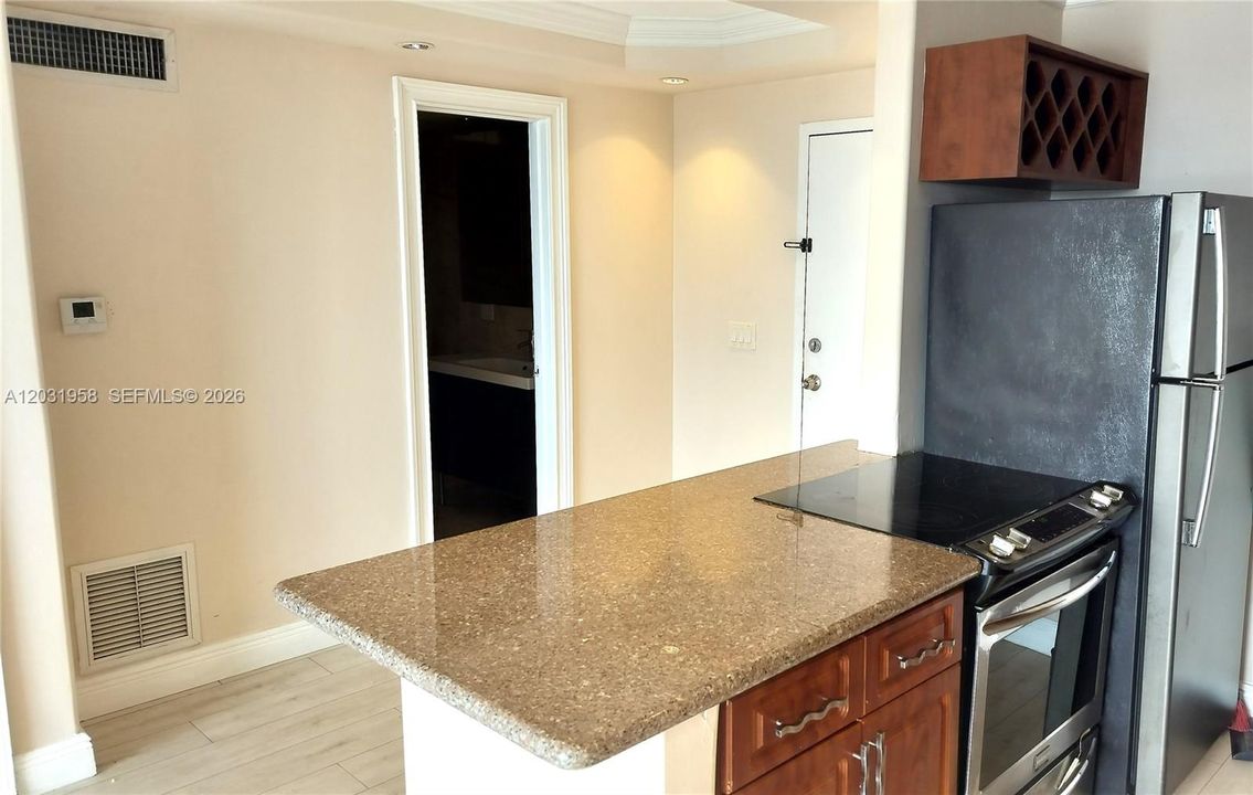 For Sale: $229,500 (1 beds, 1 baths, 807 Square Feet)