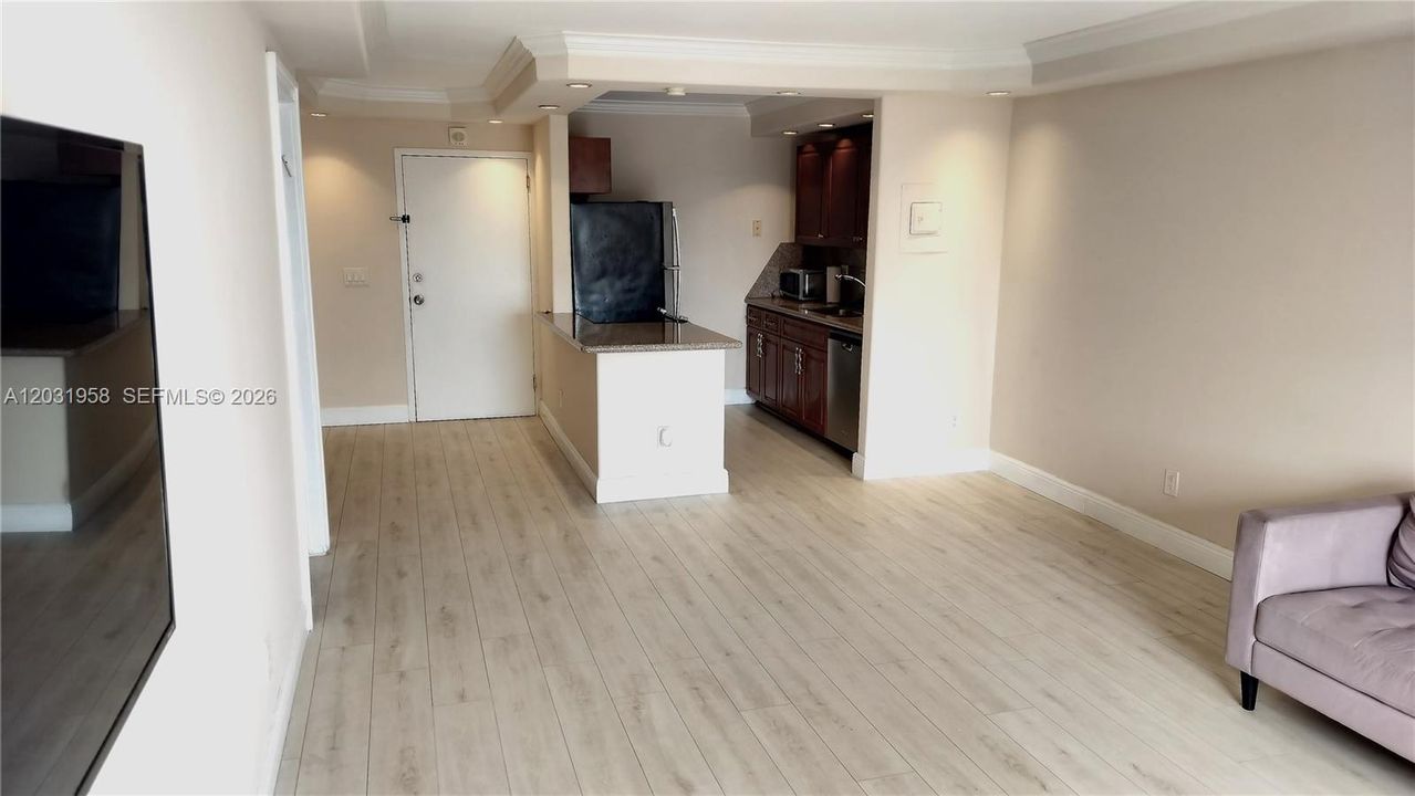 For Sale: $229,500 (1 beds, 1 baths, 807 Square Feet)