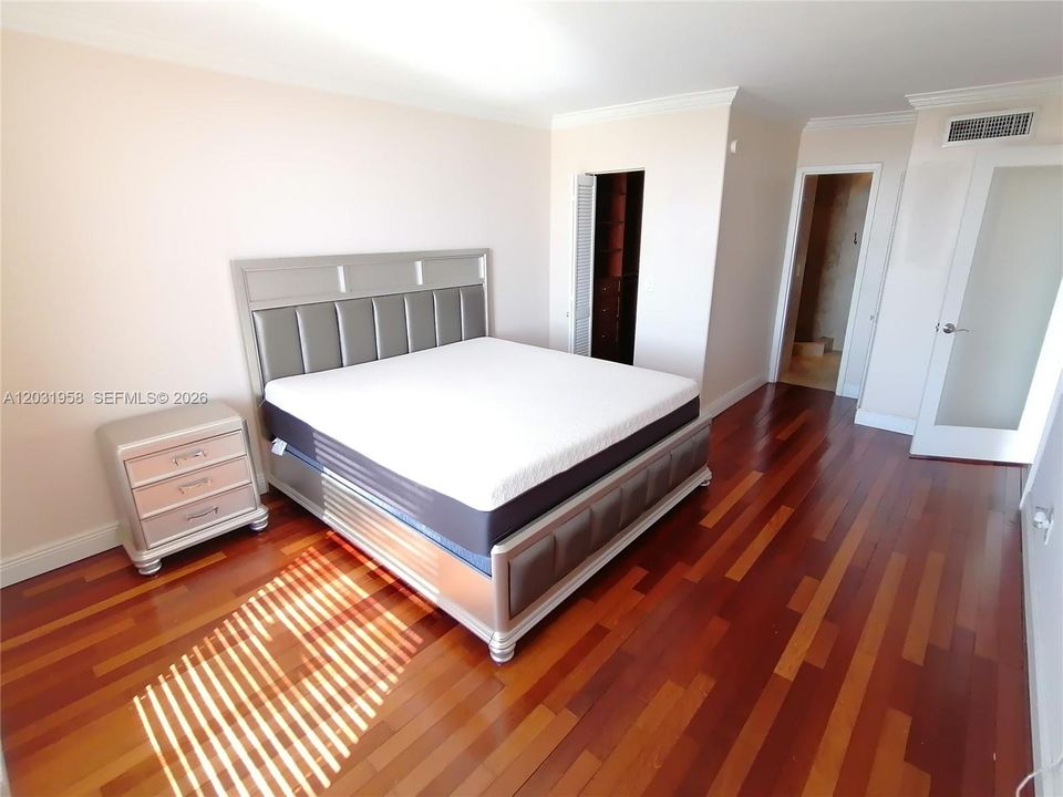 For Sale: $229,500 (1 beds, 1 baths, 807 Square Feet)