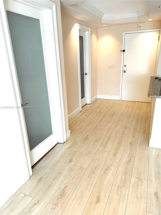 For Sale: $229,500 (1 beds, 1 baths, 807 Square Feet)