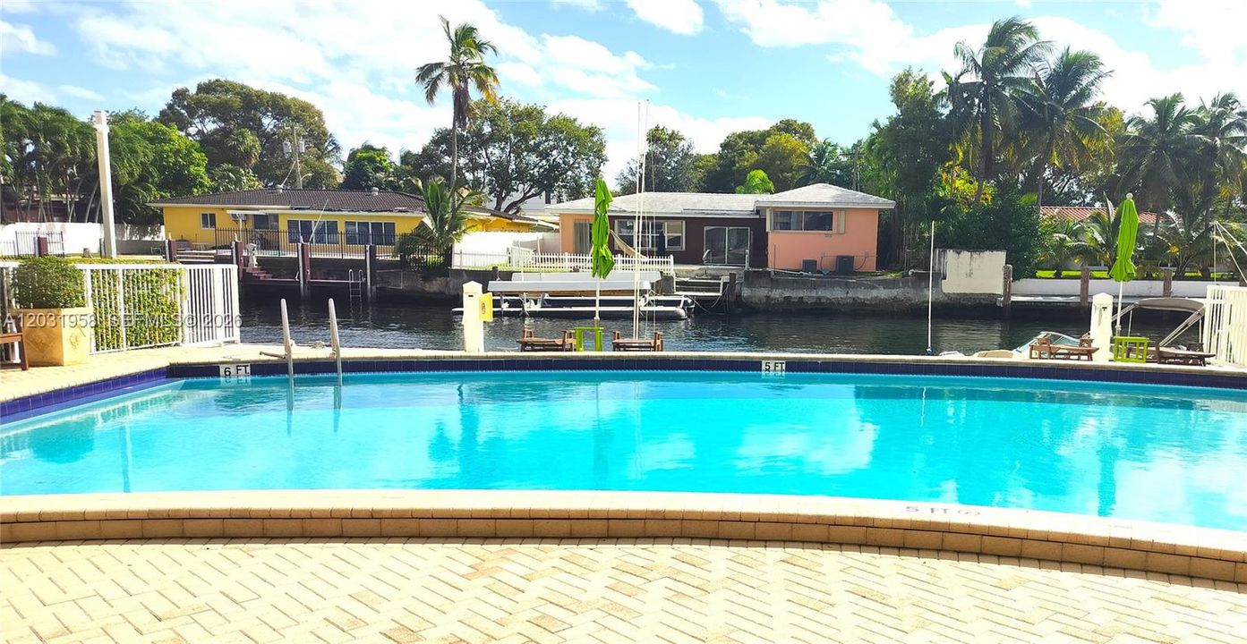 For Sale: $229,500 (1 beds, 1 baths, 807 Square Feet)