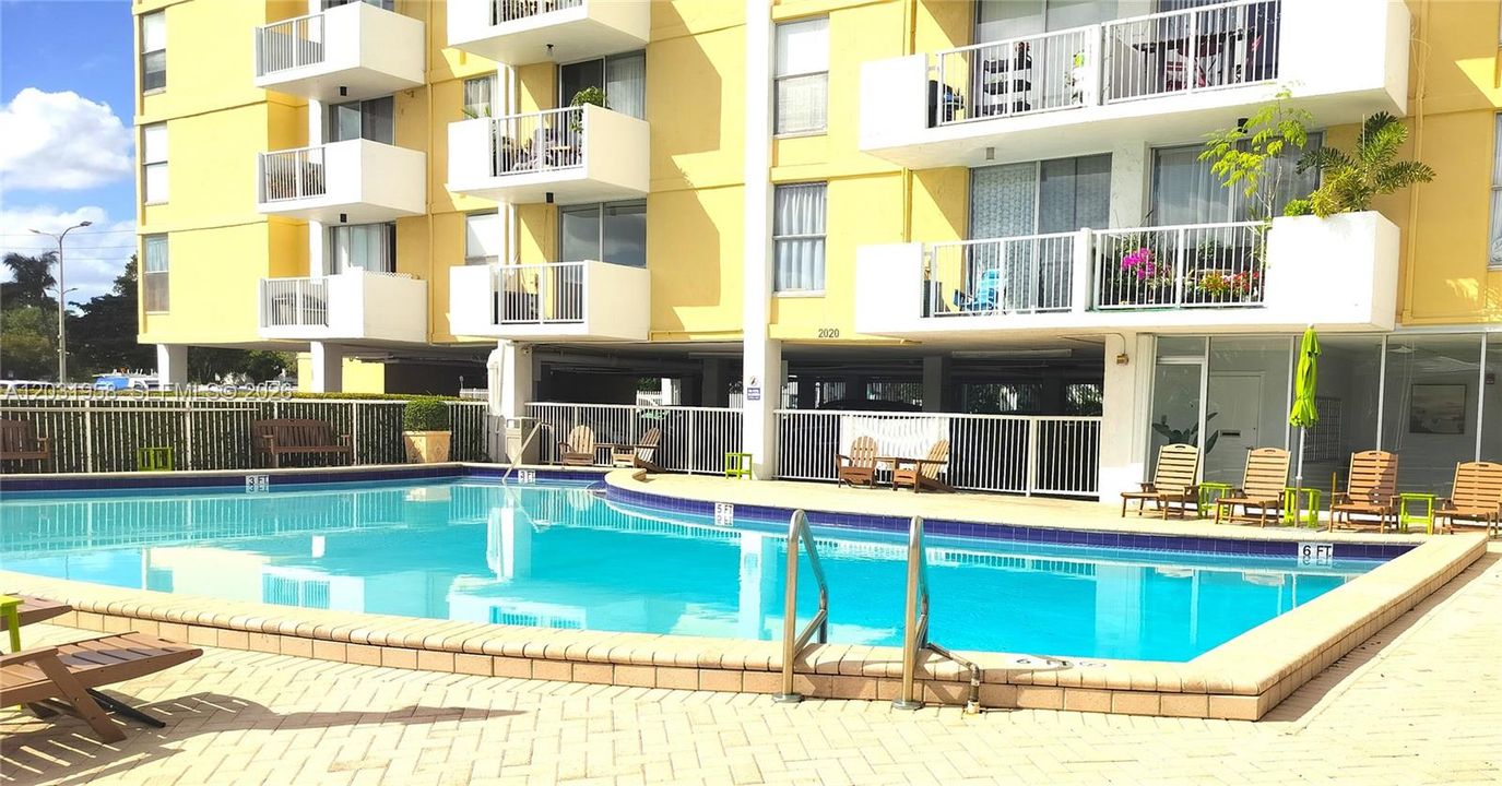 For Sale: $229,500 (1 beds, 1 baths, 807 Square Feet)